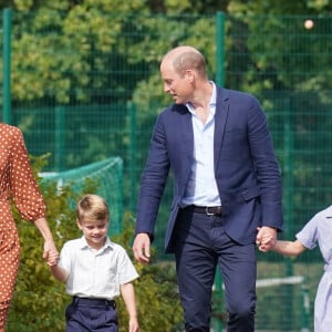 Le prince William, duc de Cambridge et Catherine Kate Middleton, duchesse de Cambridge accompagnent leurs enfants George, Charlotte et Louis à l'école Lambrook le 7 septembre 2022. 