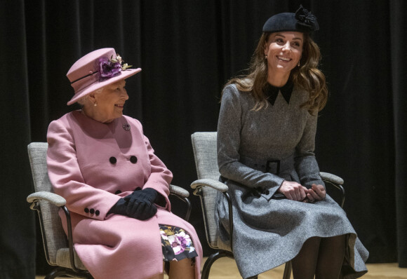 La reine Elisabeth II d'Angleterre et Kate Catherine Middleton, duchesse de Cambridge, lors de l'inauguration de la "Bush House" à Londres. Le 19 mars 2019 