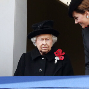 La reine Elisabeth II d'Angleterre et Catherine (Kate) Middleton, duchesse de Cambridge lors de la cérémonie du centenaire de l'armistice du 11 novembre 1918 au palais de Whitehall à Londres, Royaume Uni, le 11 novembre 2018. 