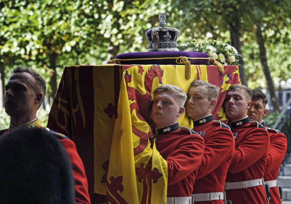 Procession cérémonielle du cercueil de la reine Elisabeth II du palais de Buckingham à Westminster Hall à Londres. Le 14 septembre 2022