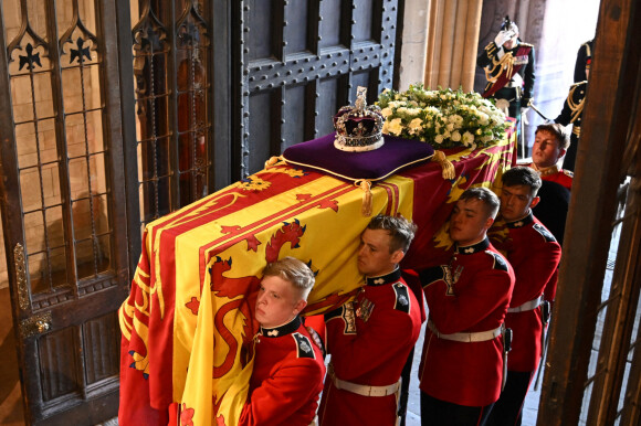 Procession cérémonielle du cercueil de la reine Elisabeth II du palais de Buckingham à Westminster Hall à Londres. Le 14 septembre 2022