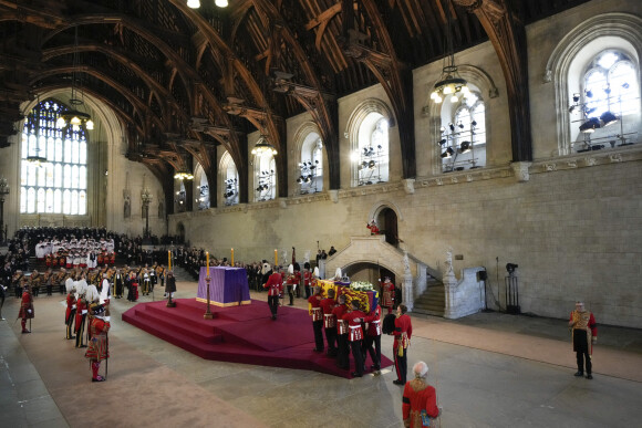 Procession cérémonielle du cercueil de la reine Elisabeth II du palais de Buckingham à Westminster Hall à Londres. Le 14 septembre 2022