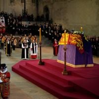 Mort d'Elizabeth II : scène choc, un garde s'évanouit devant le cercueil en pleine veillée funèbre