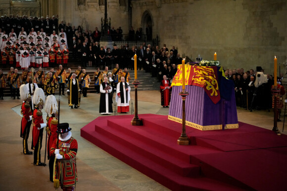 Procession cérémonielle du cercueil de la reine Elisabeth II du palais de Buckingham à Westminster Hall à Londres.