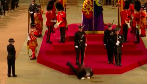 Un garde s'est évanoui en pleine veillée funèbre de la reine Elizabeth II à Westminster Hall (Londres).