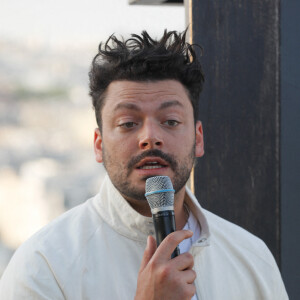 Exclusif - Kev Adams - Soirée de lancement de la gamme de boissons "Drink Waters" au restaurant Créatures sur le rooftop des Galeries Lafayette à Paris le 9 mai 2022. © Clovis-Bellak/Bestimage