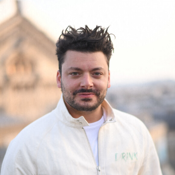 Exclusif - Kev Adams - Soirée de lancement de la gamme de boissons "Drink Waters" au restaurant Créatures sur le rooftop des Galeries Lafayette à Paris le 9 mai 2022. © Clovis-Bellak/Bestimage 
