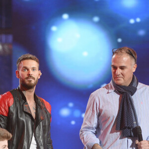 Marc Lavoine et M.Pokora (Matt Pokora) - 29ème édition du Téléthon 2015 à l'hippodrome de Longchamp à Paris le 5 décembre 2015. Ce grand marathon caritatif en faveur de la recherche sur les maladies rares, s'est achevé dans la nuit avec plus de 80 millions d'euros de promesses de dons au compteur, a annoncé l'Association Française contre les Myopathies (AFM-Téléthon). © Coadic Guirec / Bestimage