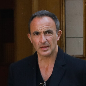 Nikos Aliagas - Sorties des obsèques de Laurent Vimont (PDG de Century 21) en l'église Notre-Dame de Grâce de Passy à Paris. Le 23 mars 2022