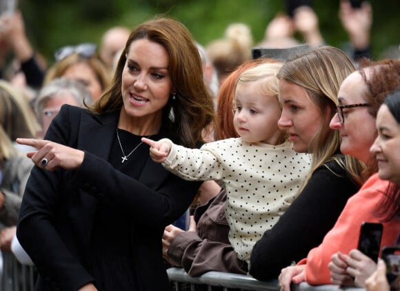 Le prince William, prince de Galles, et Catherine (Kate) Middleton, princesse de Galles regardent les hommages floraux laissés par les membres du public aux portes de Sandringham House à Norfolk, Royaume Uni, le 15 septembre 2022, après la mort de la reine Elisabeth II.