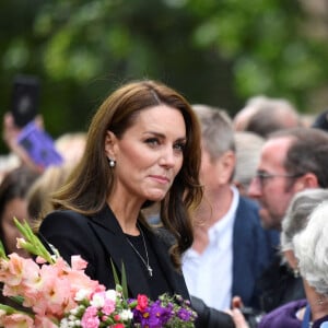 Le prince William, prince de Galles, et Catherine (Kate) Middleton, princesse de Galles regardent les hommages floraux laissés par les membres du public aux portes de Sandringham House à Norfolk, Royaume Uni, le 15 septembre 2022, après la mort de la reine Elisabeth II.