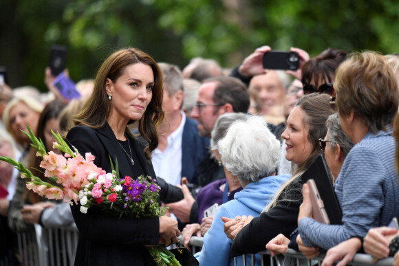 Le prince William, prince de Galles, et Catherine (Kate) Middleton, princesse de Galles regardent les hommages floraux laissés par les membres du public aux portes de Sandringham House à Norfolk, Royaume Uni, le 15 septembre 2022, après la mort de la reine Elisabeth II.