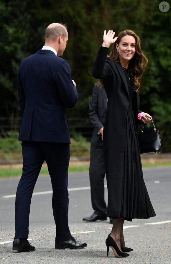 Le prince William, prince de Galles, et Catherine (Kate) Middleton, princesse de Galles regardent les hommages floraux laissés par les membres du public aux portes de Sandringham House à Norfolk, Royaume Uni, le 15 septembre 2022, après la mort de la reine Elisabeth II.