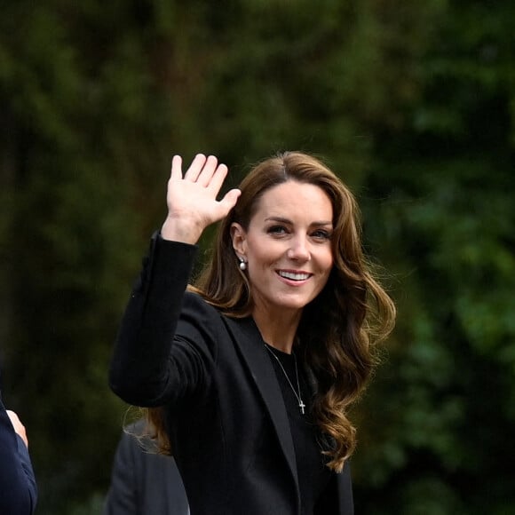 Le prince William, prince de Galles, et Catherine (Kate) Middleton, princesse de Galles regardent les hommages floraux laissés par les membres du public aux portes de Sandringham House à Norfolk, Royaume Uni, le 15 septembre 2022, après la mort de la reine Elisabeth II.