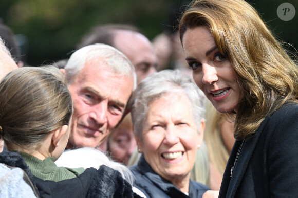 Le prince William, prince de Galles, et Catherine (Kate) Middleton, princesse de Galles regardent les hommages floraux laissés par les membres du public aux portes de Sandringham House à Norfolk, Royaume Uni, le 15 septembre 2022, après la mort de la reine Elisabeth II.