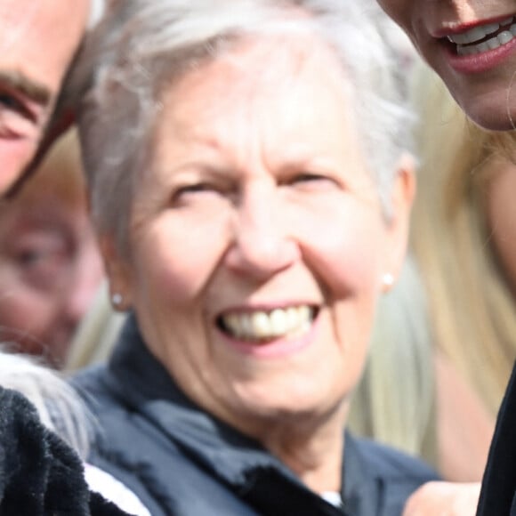 Le prince William, prince de Galles, et Catherine (Kate) Middleton, princesse de Galles regardent les hommages floraux laissés par les membres du public aux portes de Sandringham House à Norfolk, Royaume Uni, le 15 septembre 2022, après la mort de la reine Elisabeth II.