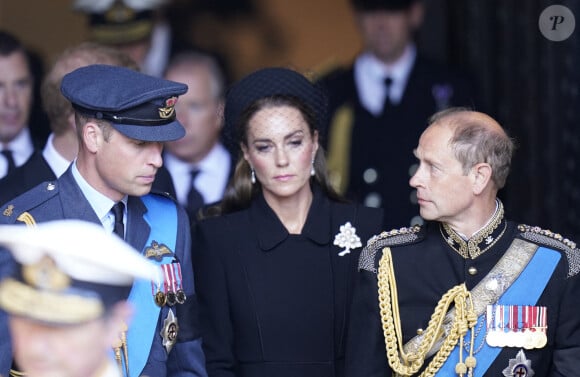 Le prince William, prince de Galles, et Catherine (Kate) Middleton, princesse de Galles, Le prince Edward, duc d'Edimbourg - - Sortie - Procession cérémonielle du cercueil de la reine Elisabeth II du palais de Buckingham à Westminster Hall à Londres, où les Britanniques et les touristes du monde entier pourront lui rendre hommage jusqu'à ses obsèques prévues le 19 septembre 2022. Le 14 septembre 2022.