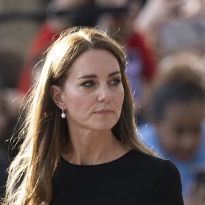 La princesse de Galles Kate Catherine Middleton à la rencontre de la foule devant le château de Windsor, suite au décès de la reine Elisabeth II d'Angleterre. Le 10 septembre 2022