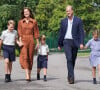 Une maman au top avec une robe à pois, son motif de prédilection - Le prince George, la princess Charlotte et le prince Louis, accompagnés de leurs parents la duchesse et le duc de Cambridge Catherine (Kate) et William, arrivant pour la pré-rentrée de leur nouvelle école, Lambrook, dans le Berkshire près d'Ascot. 7 septembre 2022
