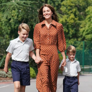 Une maman au top avec une robe à pois, son motif de prédilection - Le prince George, la princess Charlotte et le prince Louis, accompagnés de leurs parents la duchesse et le duc de Cambridge Catherine (Kate) et William, arrivant pour la pré-rentrée de leur nouvelle école, Lambrook, dans le Berkshire près d'Ascot. 7 septembre 2022