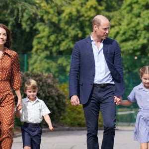 Arrivée en famille : Le prince George, la princess Charlotte et le prince Louis, accompagnés de leurs parents la duchesse et le duc de Cambridge Catherine (Kate) et William, arrivant pour la pré-rentrée de leur nouvelle école, Lambrook, dans le Berkshire près d'Ascot. 7 septembre 2022