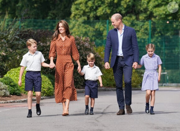 Le prince George, la princess Charlotte et le prince Louis, accompagnés de leurs parents la duchesse et le duc de Cambridge Catherine (Kate) et William, arrivant pour la pré-rentrée de leur nouvelle école, Lambrook, dans le Berkshire près d'Ascot. 7 septembre 2022