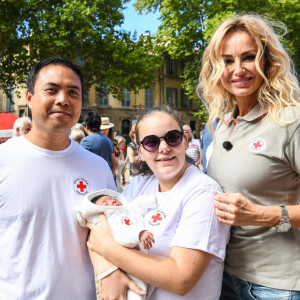 Initiation publique aux premiers secours avec Adriana Karembeu , ambassadrice de la Croix-Rouge, pour la Journée mondiale des premiers secours place du palais à Avignon le 10 septembre 2022. © Jean-René Santini / Bestimage 