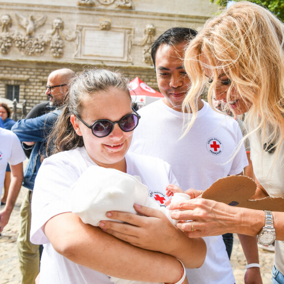 Initiation publique aux premiers secours avec Adriana Karembeu , ambassadrice de la Croix-Rouge, pour la Journée mondiale des premiers secours place du palais à Avignon le 10 septembre 2022. © Jean-René Santini / Bestimage 