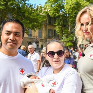 Initiation publique aux premiers secours avec Adriana Karembeu , ambassadrice de la Croix-Rouge, pour la Journée mondiale des premiers secours place du palais à Avignon le 10 septembre 2022. © Jean-René Santini / Bestimage 