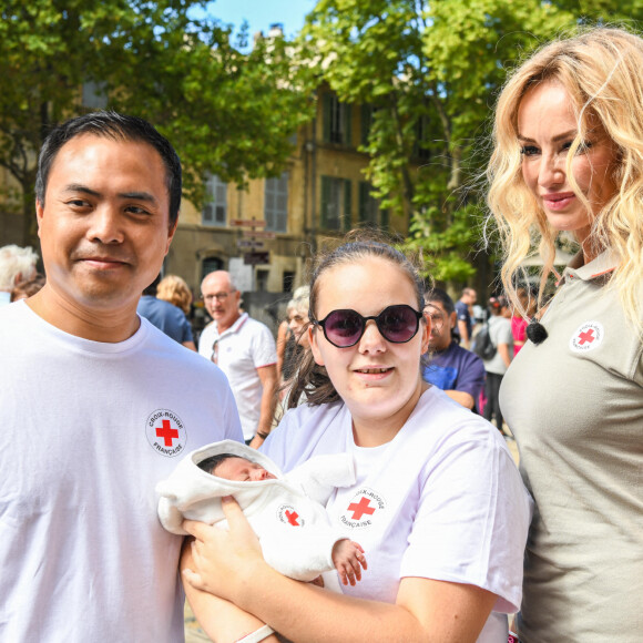 Initiation publique aux premiers secours avec Adriana Karembeu , ambassadrice de la Croix-Rouge, pour la Journée mondiale des premiers secours place du palais à Avignon le 10 septembre 2022. © Jean-René Santini / Bestimage 