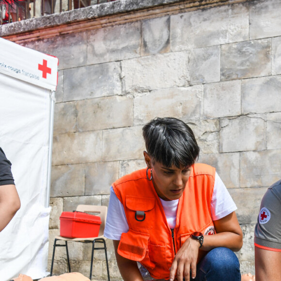 Initiation publique aux premiers secours avec Adriana Karembeu , ambassadrice de la Croix-Rouge, pour la Journée mondiale des premiers secours place du palais à Avignon le 10 septembre 2022. © Jean-René Santini / Bestimage 