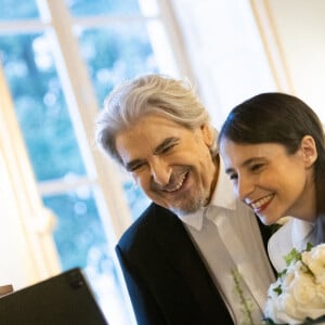 Mariage de Serge Lama et Luana Santonino à la mairie du 7ème arrondissement de Paris. Rachida Dati, Maire du 7ème a célébré le mariage. Paris, le 11 février 2021. © Cyril Moreau/Bestimage