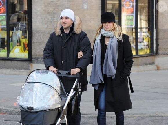 Karolina Kurkova à New York avec son fils Toby et son amoureux Archie, le 9 février 2010.