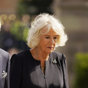 Le roi Charles III d'Angleterre et Camilla Parker Bowles, reine consort d'Angleterre, saluent la foule aux abords du château de Hillsborough à Belfast, le 13 septembre 2022. 
