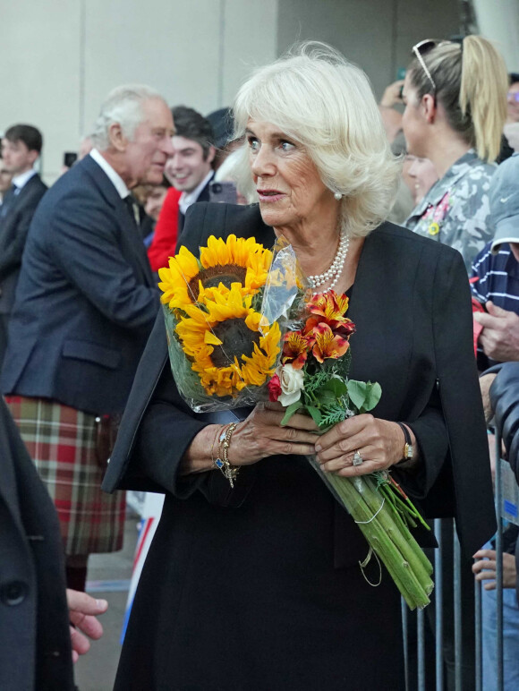 Camilla Parker Bowles, reine consort d'Angleterre - Le roi et la reine consort, quittent le parlement d'Écosse (palais de Holyrood) à Edimbourg le 12 septembre 2022. 