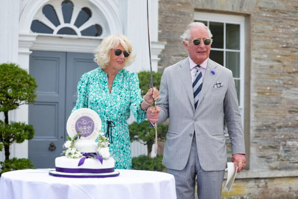 Le prince Charles, prince de Galles, et Camilla Parker Bowles, duchesse de Cornouailles, lors d'une garden party à Boconnoc House à Lostwithiel, le 18 juillet 2022. 