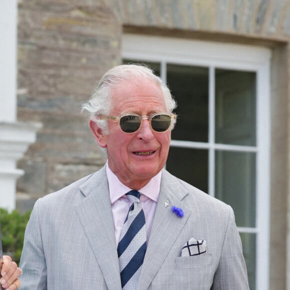 Le prince Charles, prince de Galles, et Camilla Parker Bowles, duchesse de Cornouailles, lors d'une garden party à Boconnoc House à Lostwithiel, le 18 juillet 2022. 