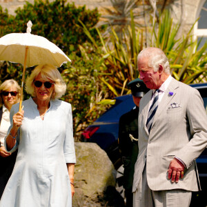 Le prince Charles, prince de Galles, et Camilla Parker Bowles, duchesse de Cornouailles, lors d'une visite au village de pêcheurs de Mousehole à Penzance, le 18 juillet 2022. 