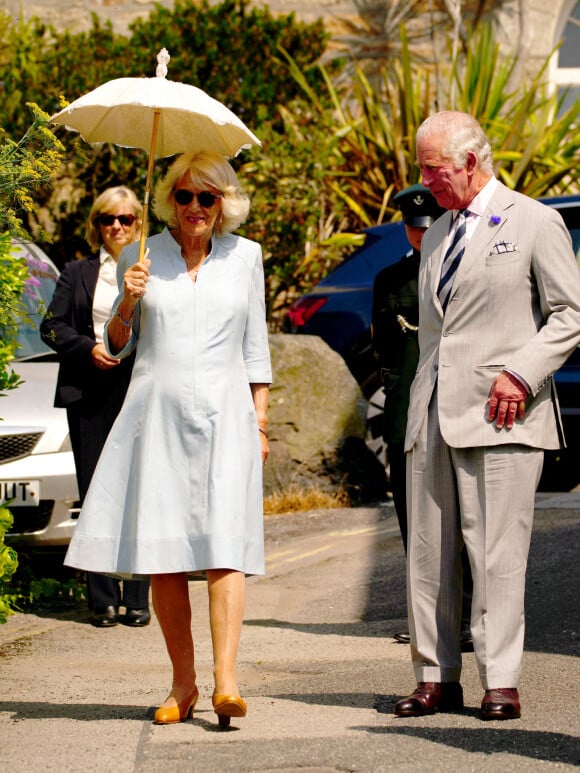Le prince Charles, prince de Galles, et Camilla Parker Bowles, duchesse de Cornouailles, lors d'une visite au village de pêcheurs de Mousehole à Penzance, le 18 juillet 2022. 