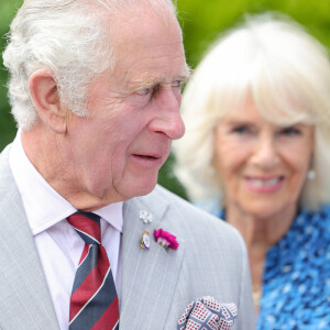 Le prince Charles et Camilla Parker Bowles, duchesse de Cornouailles, en visite à Rhondda au Pays de Galles. Le 5 juillet 2022 