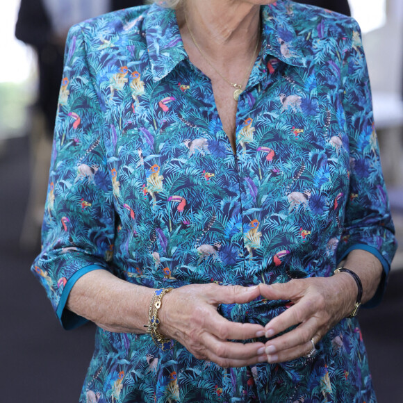 Camilla Parker Bowles, duchesse de Cornouailles, utilise la langue des signes pour s'adresser aux écoliers à la bibliothèque publique de Kigali, lors d'un événement pour le "Queen's Commonwealth Essay Competition et Book Aid International" dans le cadre de la visite royale au Rwanda, le 23 juin 2022. 