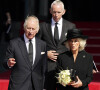 Le roi Charles III d'Angleterre et Camilla Parker Bowles, reine consort d'Angleterre, à la sortie du Parlement gallois après avoir reçu les condoléances officielles des députés à la suite du décès de la reine Elizabeth II, à Cardiff, Pays Galles, Royaume Uni, le 16 septembre 2022. 