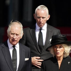 Le roi Charles III d'Angleterre et Camilla Parker Bowles, reine consort d'Angleterre, à la sortie du Parlement gallois après avoir reçu les condoléances officielles des députés à la suite du décès de la reine Elizabeth II, à Cardiff, Pays Galles, Royaume Uni, le 16 septembre 2022. 