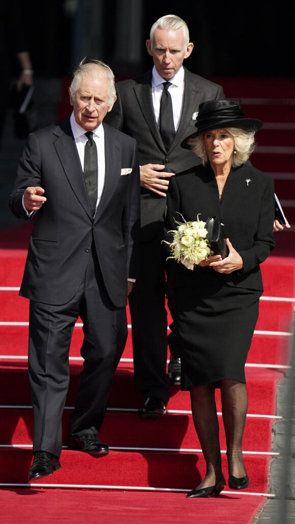 Le roi Charles III d'Angleterre et Camilla Parker Bowles, reine consort d'Angleterre, à la sortie du Parlement gallois après avoir reçu les condoléances officielles des députés à la suite du décès de la reine Elizabeth II, à Cardiff, Pays Galles, Royaume Uni, le 16 septembre 2022. 