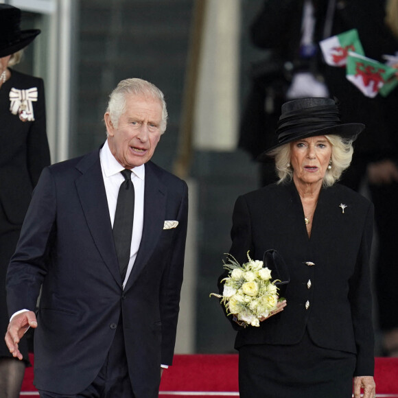Le roi Charles III d'Angleterre et Camilla Parker Bowles, reine consort d'Angleterre, à la sortie du Parlement gallois après avoir reçu les condoléances officielles des députés à la suite du décès de la reine Elizabeth II, à Cardiff, Pays Galles.