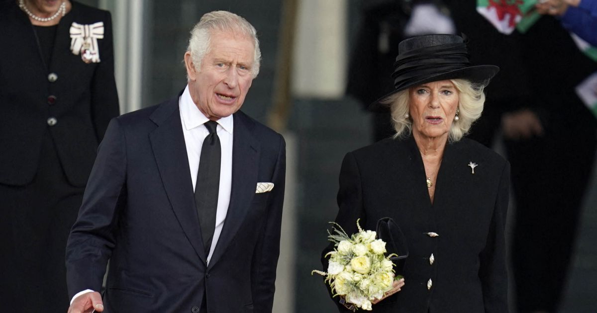 Camilla blessée : en détresse aux côtés du roi Charles III, un moment délicat capturé en vidéo