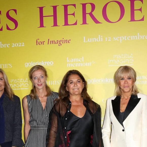 Anne et Henri de Castries, Mareva Grabowski (femme du Premier ministre de Grèce), Charlotte Caubel (secrétaire d'Etat chargée de l'Enfance), Fati Rosenberg, Brigitte Macron, Stanislas Lyonnet (directeur de l'Institut Imagine), et kamel Mennour (galeriste) - La Première Dame française est venue soutenir le professeur S.Lyonnet, président de l'Institut des maladies génétiques, et le galériste K. Mennour pour la 4ème édition de la soirée "Heroes for Imagine", à Paris, France, le 12 septembre 2022. © Dominique Jacovides/Bestimage 