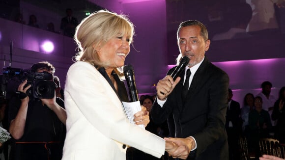 Brigitte Macron : Rayonnante et détendue, elle fait le show avec Gad Elmaleh devant une star de The Voice