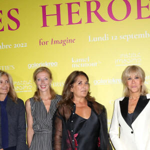 Anne et Henri de Castries, Mareva Grabowski (femme du Premier ministre de Grèce), Charlotte Caubel (secrétaire d'Etat chargée de l'Enfance), Fati Rosenberg, Brigitte Macron, Stanislas Lyonnet (directeur de l'Institut Imagine), et kamel Mennour (galeriste) - La Première Dame française est venue soutenir le professeur S.Lyonnet, président de l'Institut des maladies génétiques, et le galériste K. Mennour pour la 4ème édition de la soirée "Heroes for Imagine", une grande vente aux enchères d'oeuvres d'art à Paris, France, le 12 septembre 2022.  © Dominique Jacovides/Bestimage 