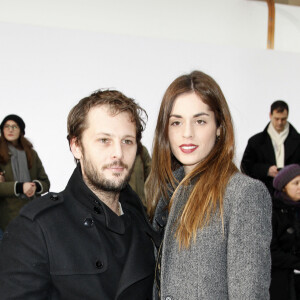 Nicolas Duvauchelle et Laura Isaaz - Defile de mode pret-a-porter homme automne-hiver 2013/2014 "Dior" a la Garde Republicaine a Paris, le 19 janvier 2013. 